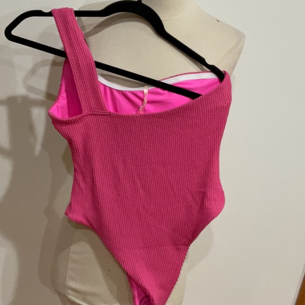 More to Come Manaia one Piece in Pink, Size: M - Picture 9 of 9